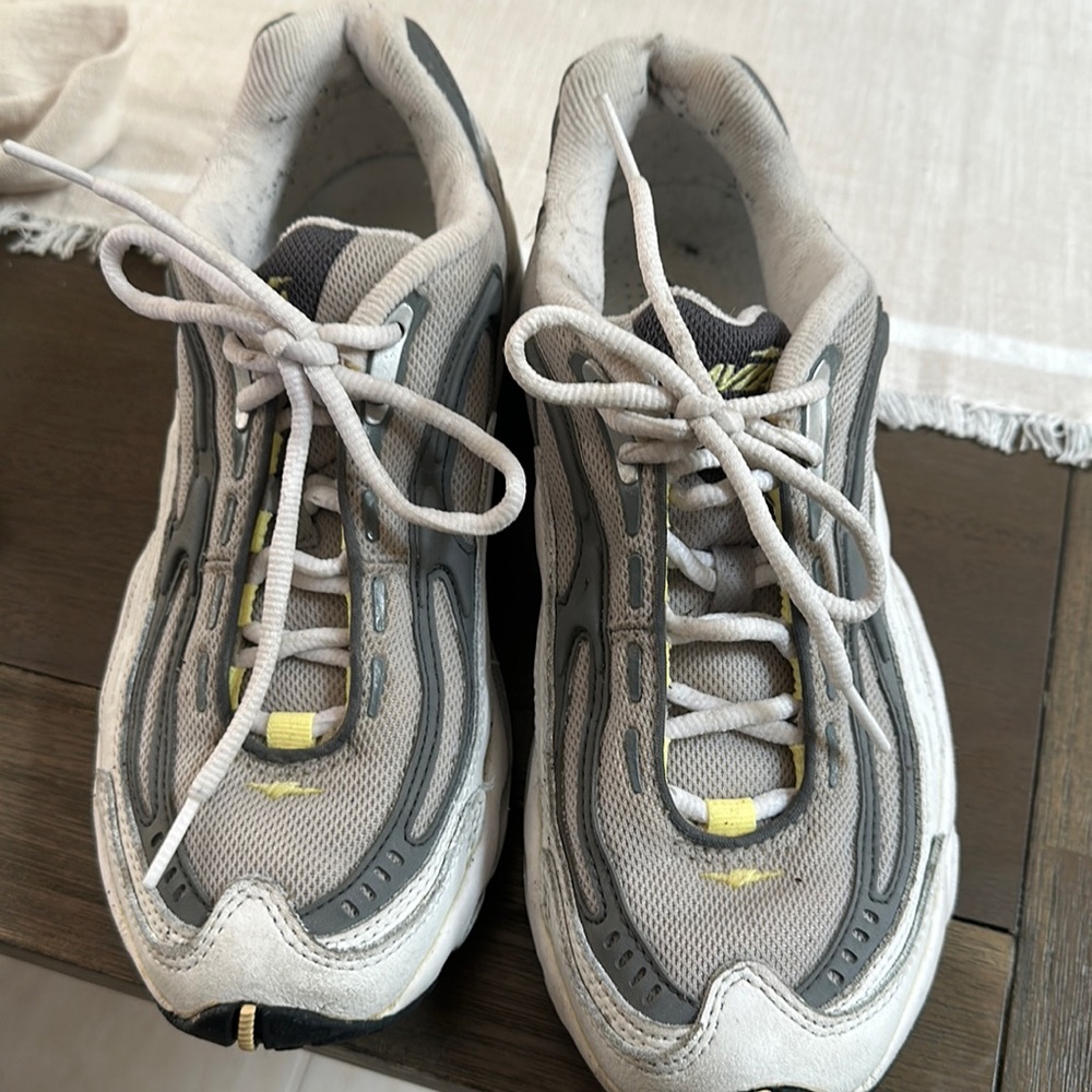Avis Woman’s Sneakers